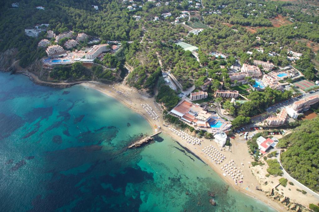 伊斯费古耶拉尔海滩因维萨卡拉布兰卡俱乐部酒店的享有海滩空中美景和度假胜地