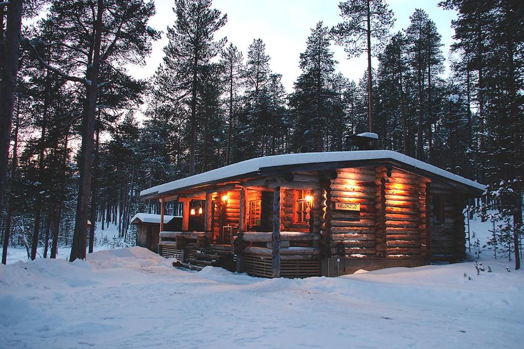 伊瓦洛Kelokolo, Ivalo的雪中的一个小木屋,灯光照亮