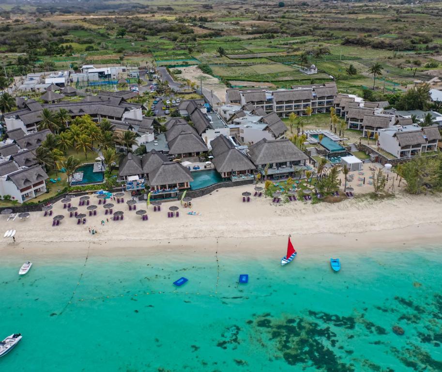 贝尔马尔C Mauritius - All Inclusive的海滩上的度假村的空中景观