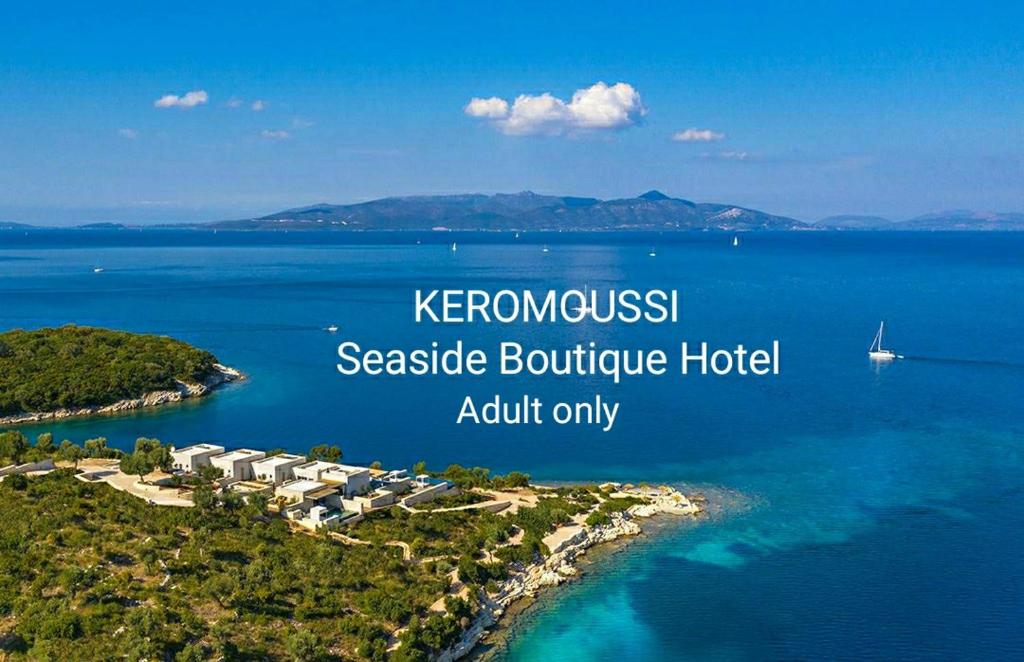 梅加尼西岛KEROMOUSSI SEASIDE BOUTIQUE HOTEL - Adult only的水中的一个岛屿