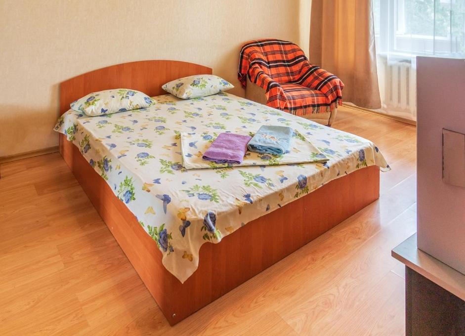 基辅Квартира по адресу Приозерная 8 Б Оболонь的一间卧室配有一张床和一把椅子