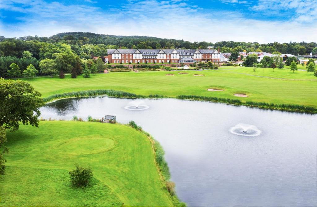 Tilston卡登公园高尔夫度假酒店及Spa的享有带池塘的度假村的空中景致