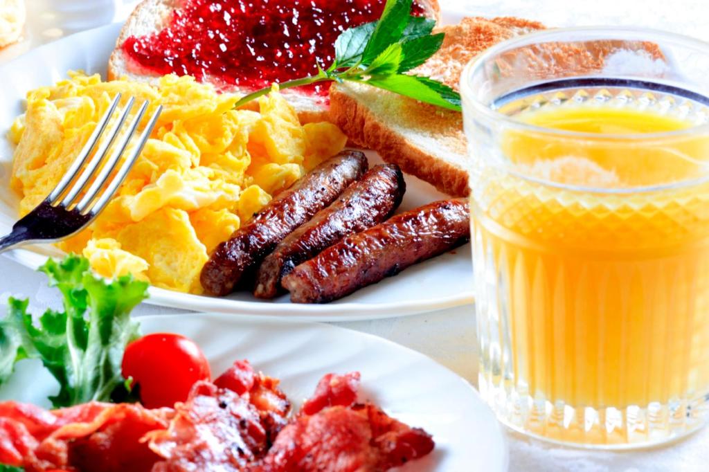 海厄利亚加登斯迈阿密西机场区假日酒店的包括香肠和果汁的早餐盘
