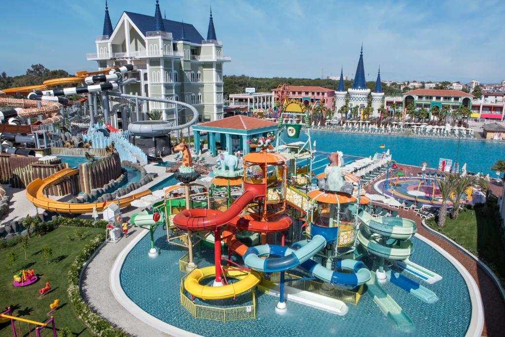 贝莱克Granada Luxury Belek - Family Kids Concept的度假村水上公园的空中景观