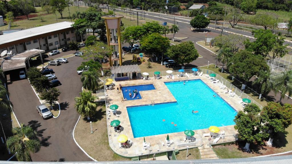 伊瓜苏伯多禄宫酒店的停车场游泳池的顶部景色