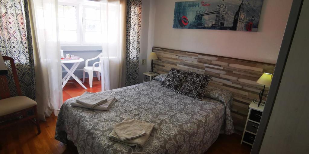 塔科龙特Guest House Casa Tacoronte的一间小卧室,配有一张床和一张桌子