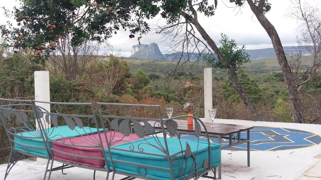 韦尔卡鲍Morada dos Elfos的桌椅,享有山景