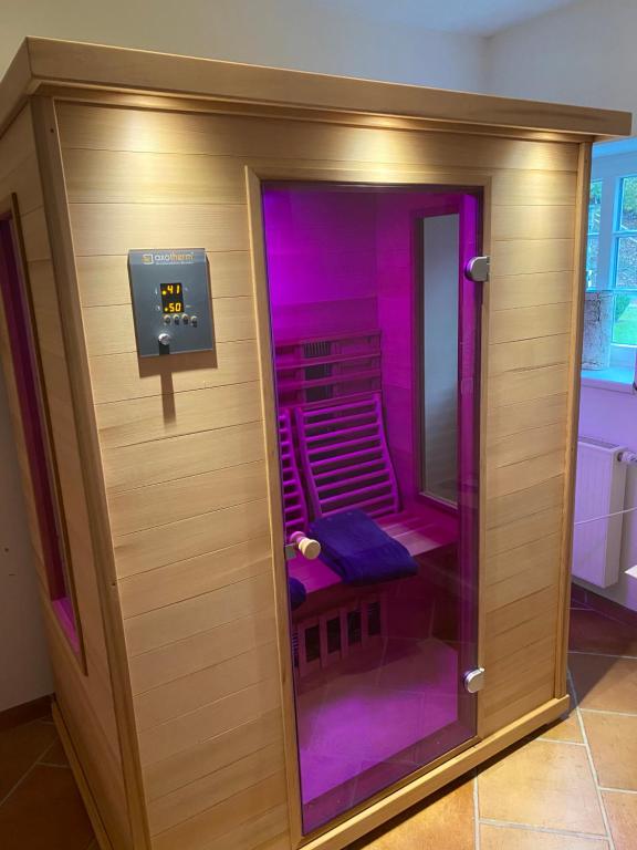 施马伦贝格Traumferienhaus Sauerland的一间客房内的带紫色照明的更衣室