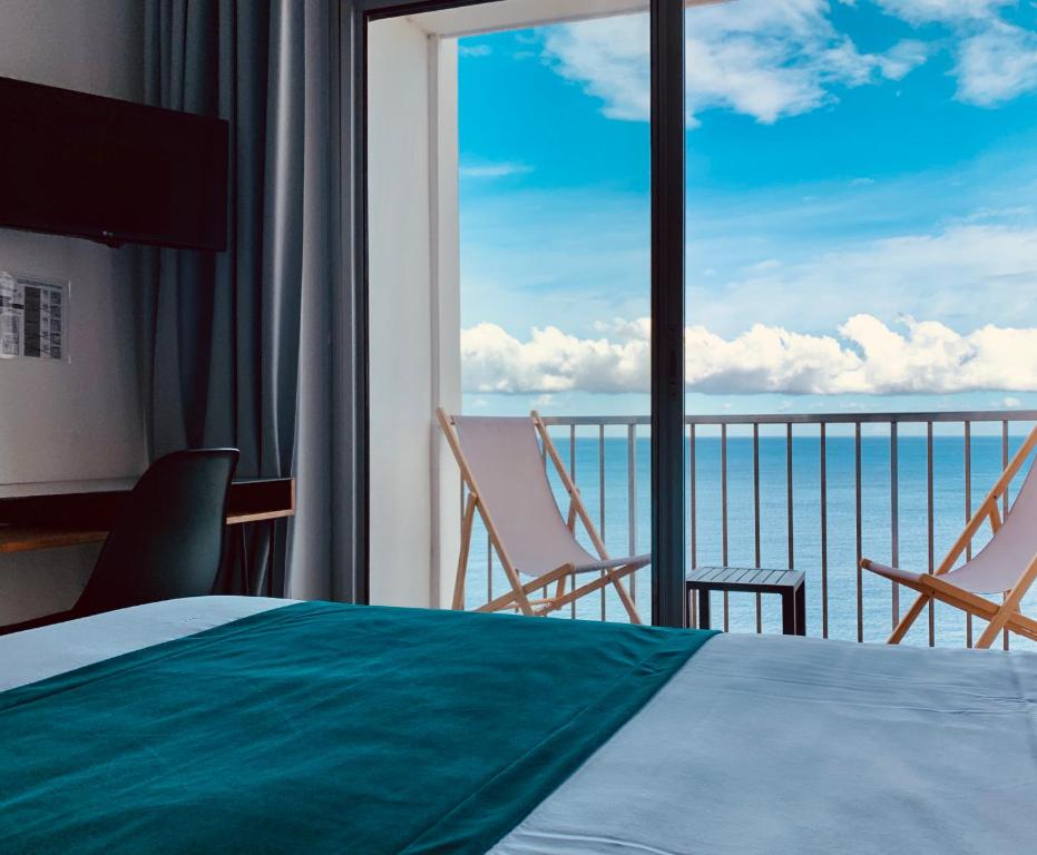 卡尔维Il Tramonto的一间卧室配有一张床,享有海景