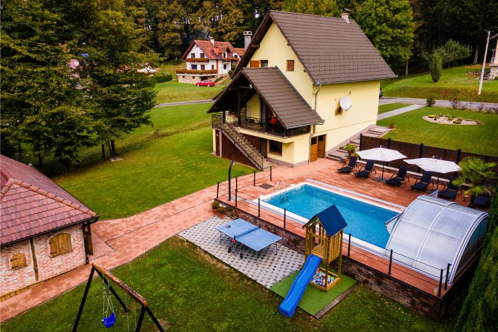 BrestovacVilla Vinka - Novo Zvečevo的享有带游泳池的房屋的空中景致