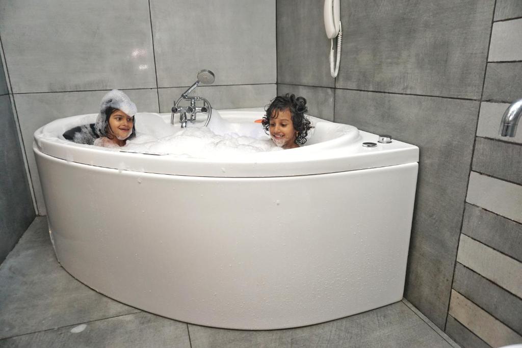乌提La Niebla Farm Resort的两个孩子坐在浴缸里