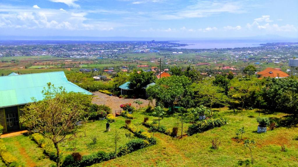 基苏木Lago Resort - Best Views in Kisumu的从山顶上可欣赏到城市美景