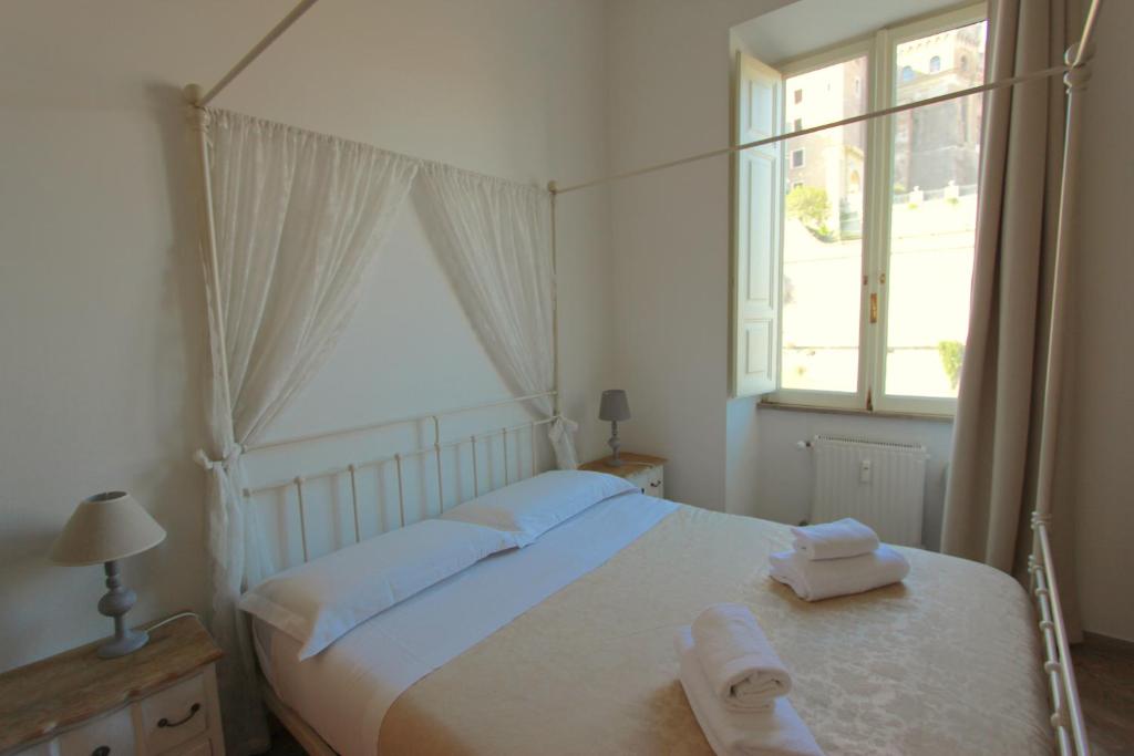 罗马Art Atelier San Pietro的一间卧室配有一张床,上面有两条毛巾