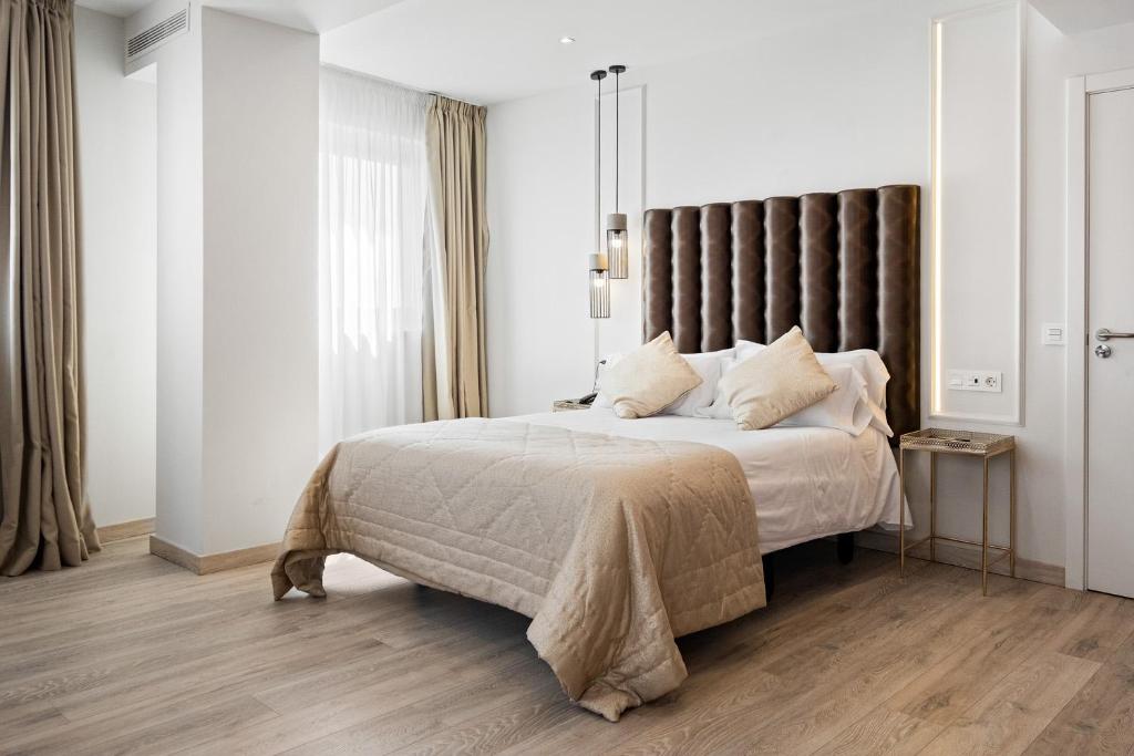 圣克鲁斯-德特内里费Urban Anaga Hotel的一间卧室配有一张大床和棕色床头板