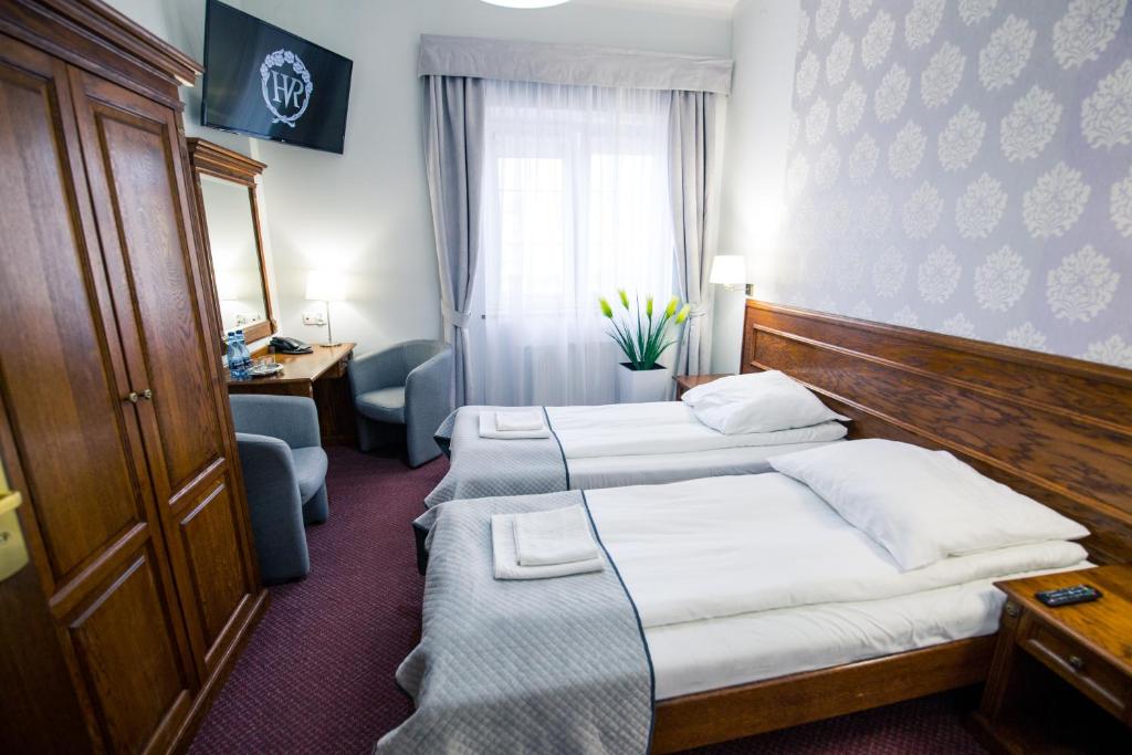 热舒夫Hotel Villa Riviera的酒店客房设有两张床和窗户。