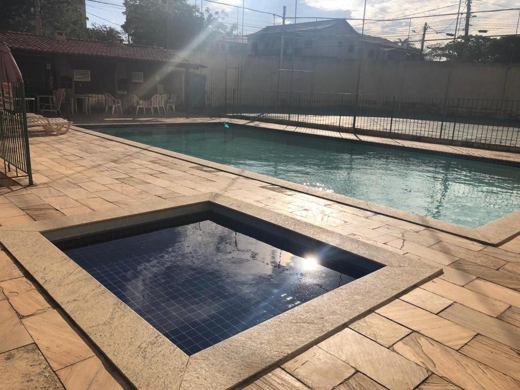大伊瓜巴Vivendas de Iguaba的后院的一个空游泳池,阳光灿烂