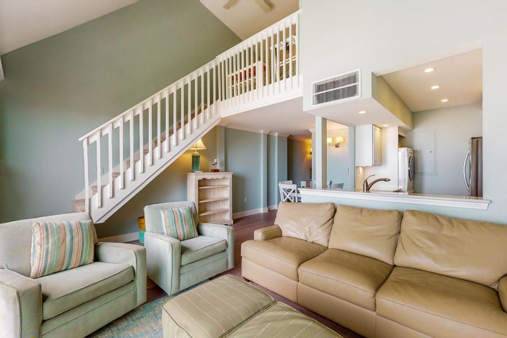 贝瑟尼滩Sea Colony Chesapeake House IV的带沙发和楼梯的客厅