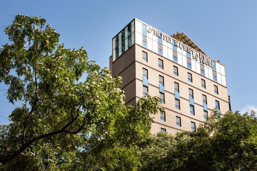 首尔库雷塔克索因萨东酒店的前面有树木的高楼