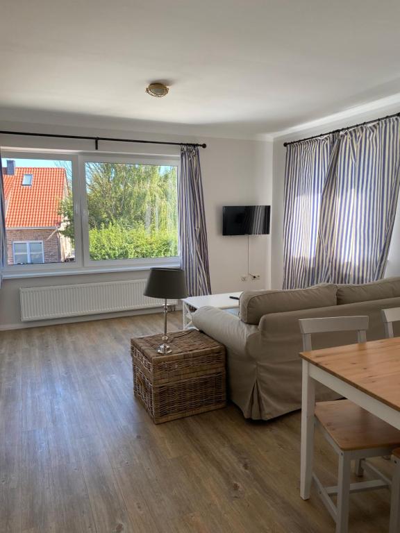 费马恩Hotel & Ferienunterkünfte Hus Seeblick的客厅配有沙发和桌子