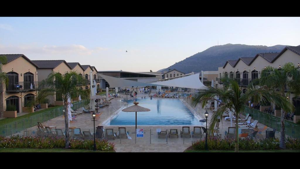 叶索哈马拉Galilion Hotel的享有度假村游泳池的景色