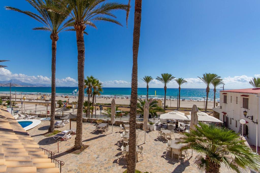 坎佩略圣胡安旅馆的享有棕榈树海滩和大海的景色