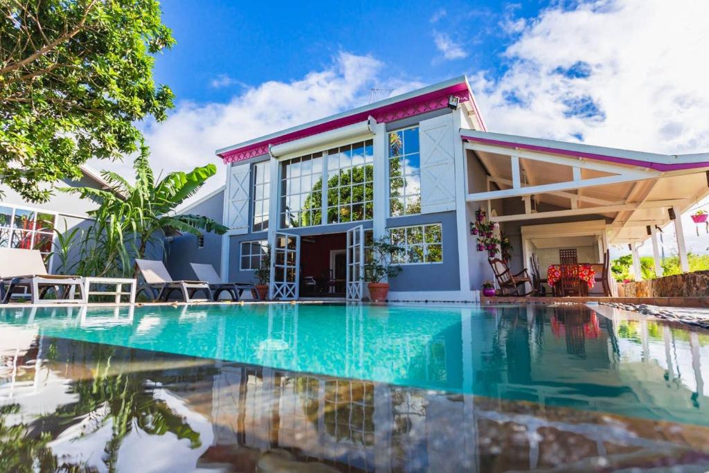 圣罗斯Villa de 2 chambres a Sainte Rose a 500 m de la plage avec vue sur la mer piscine privee et jardin clos的一座房子前面设有游泳池