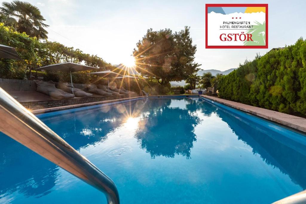 拉古多PALMENGARTEN Hotel Gstör的蓝色游泳池,上面有读希腊语的标志