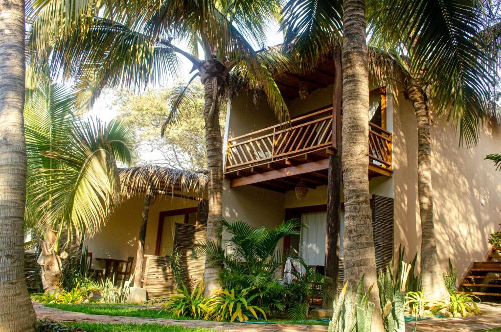 曼克拉Hospedaje La Quebrada的一座棕榈树建筑