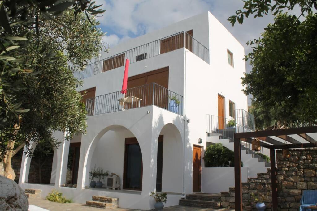 PírgosA Crystal Clear House in Pyrgos, Heraklion Crete的白色的房子,上面有红旗