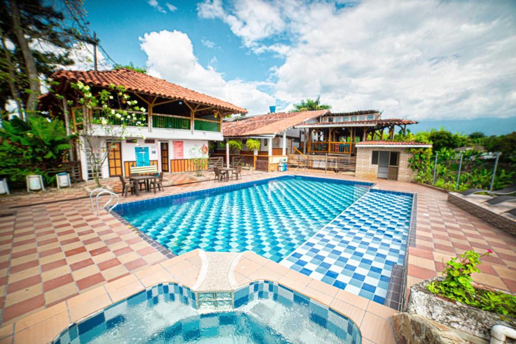 亚美尼亚拉斯帕尔马斯生态酒店的房屋前的游泳池