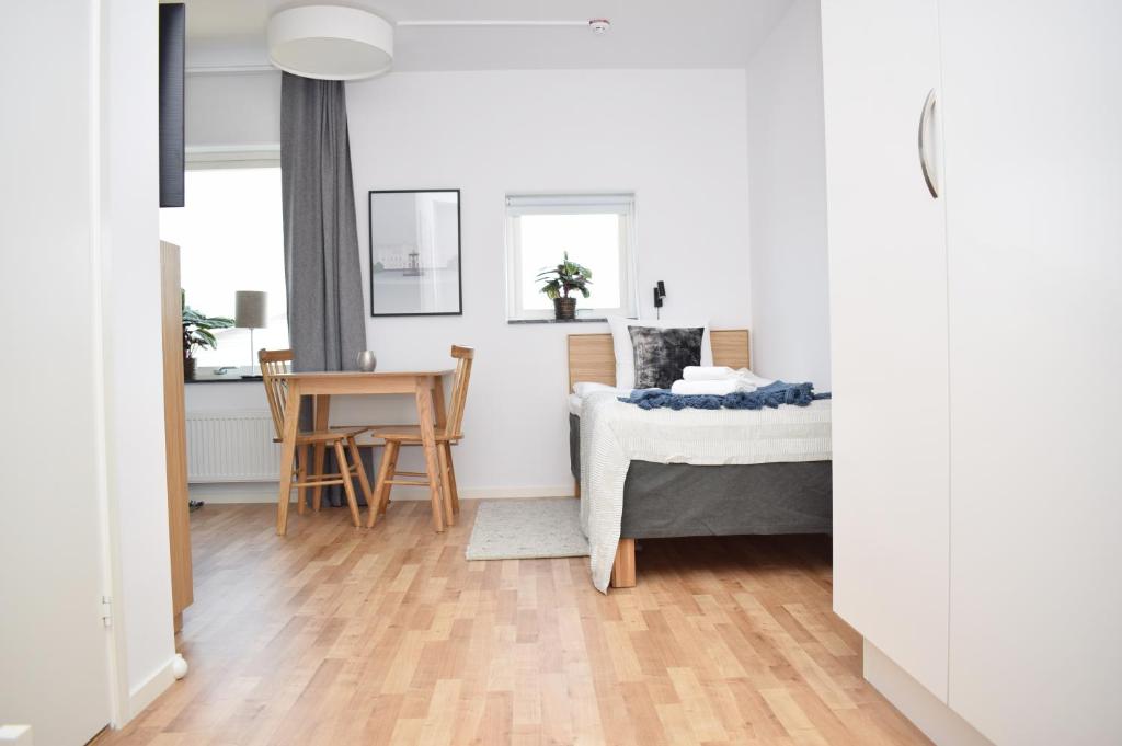 隆德Apartments Lund的一间卧室配有一张床、一张桌子和一张书桌