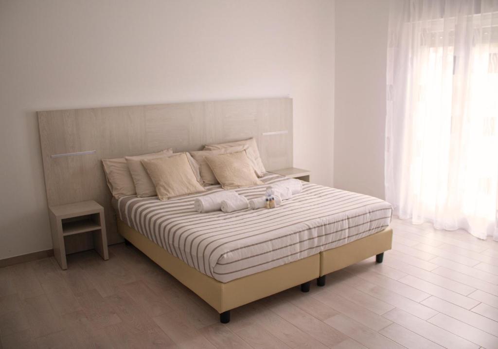 切拉诺Arco Dei Sogni的一间卧室配有一张带白色床单的大床
