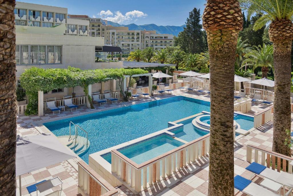 布德瓦地中海酒店及度假村的享有酒店游泳池的顶部景色