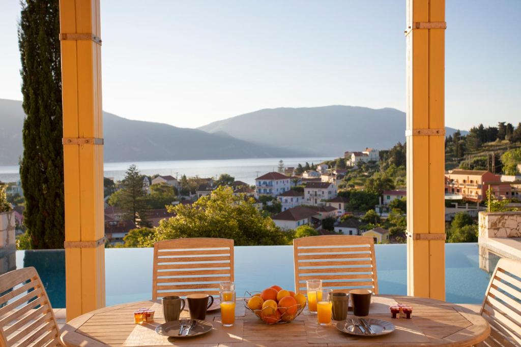 费斯卡尔德宏Fiscardo View Villas的阳台上的桌子上放着一碗水果