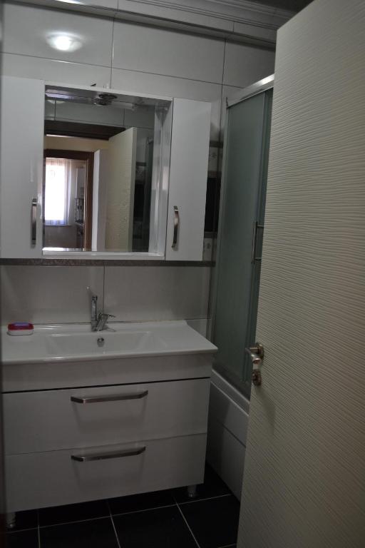埃利特温泉阿尔马萨套房公寓的一间带水槽和镜子的浴室