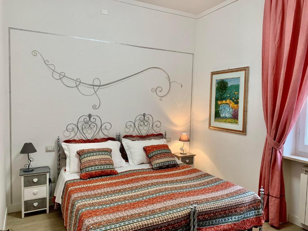 奥维多Atmosfera d'Arte - Private parking的一间卧室配有一张带红色窗帘的大床