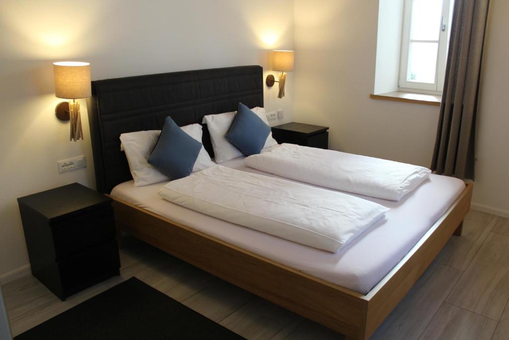 博尔扎诺Apartments Rathaus 008 - Municipio 008的一间卧室配有一张带白色和蓝色枕头的大床