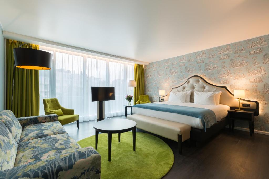 布鲁塞尔布里斯托尔斯蒂芬妮松恩酒店的酒店客房,配有床和沙发