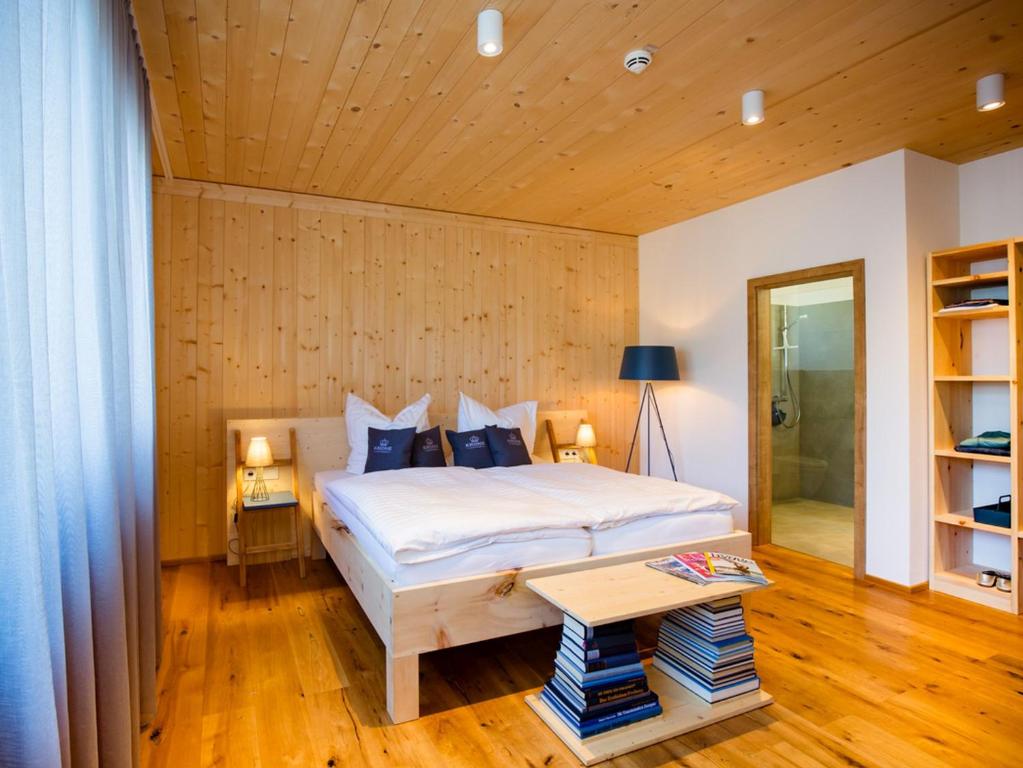 阿尔布斯塔特Krone Lautlingen的一间卧室设有一张床和木墙