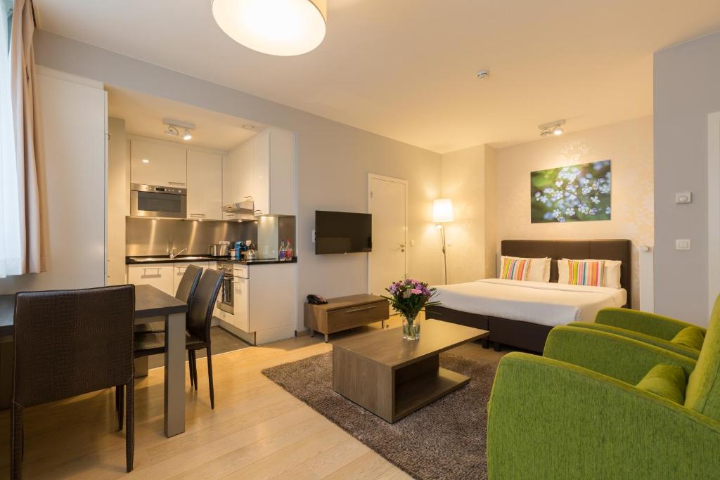 布鲁塞尔佛罗伦萨瑞贞德斯酒店的酒店客房设有床和客厅。