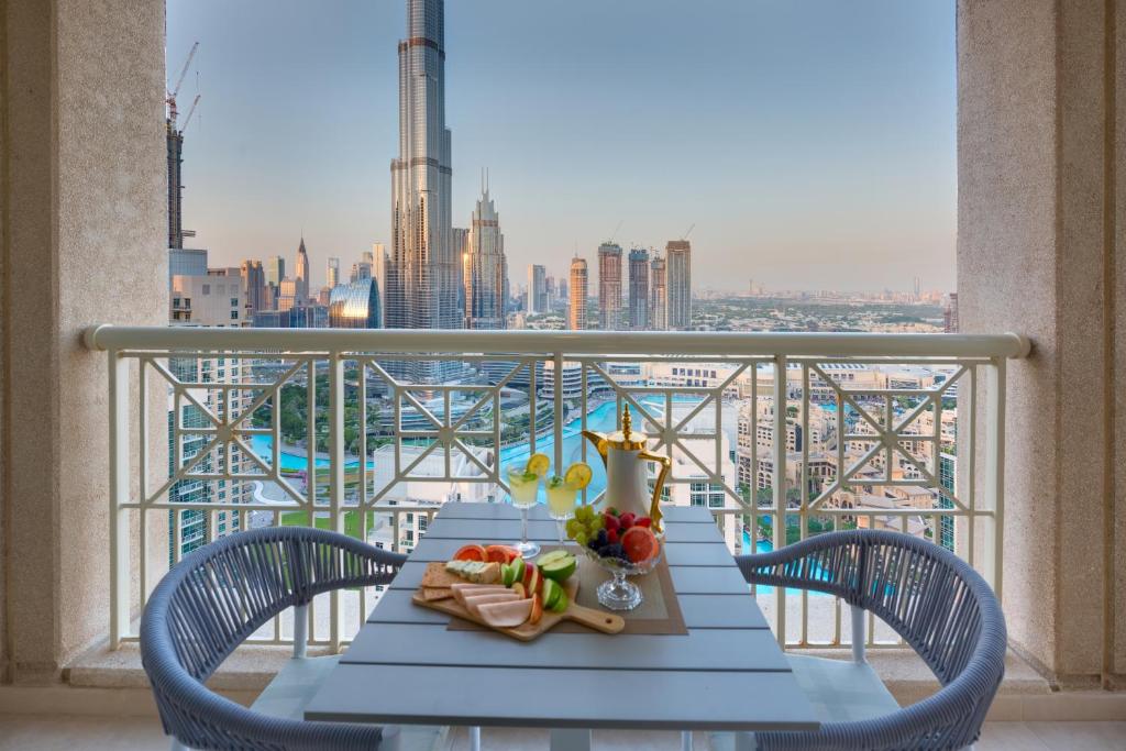迪拜Durrani Homes - Designer 2BR Apt with stunning Burj khalifa and Fountain View的市景阳台桌子