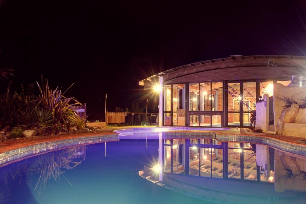 凯特里特里基米欧拉生态度假酒店的一座晚上设有游泳池的房子