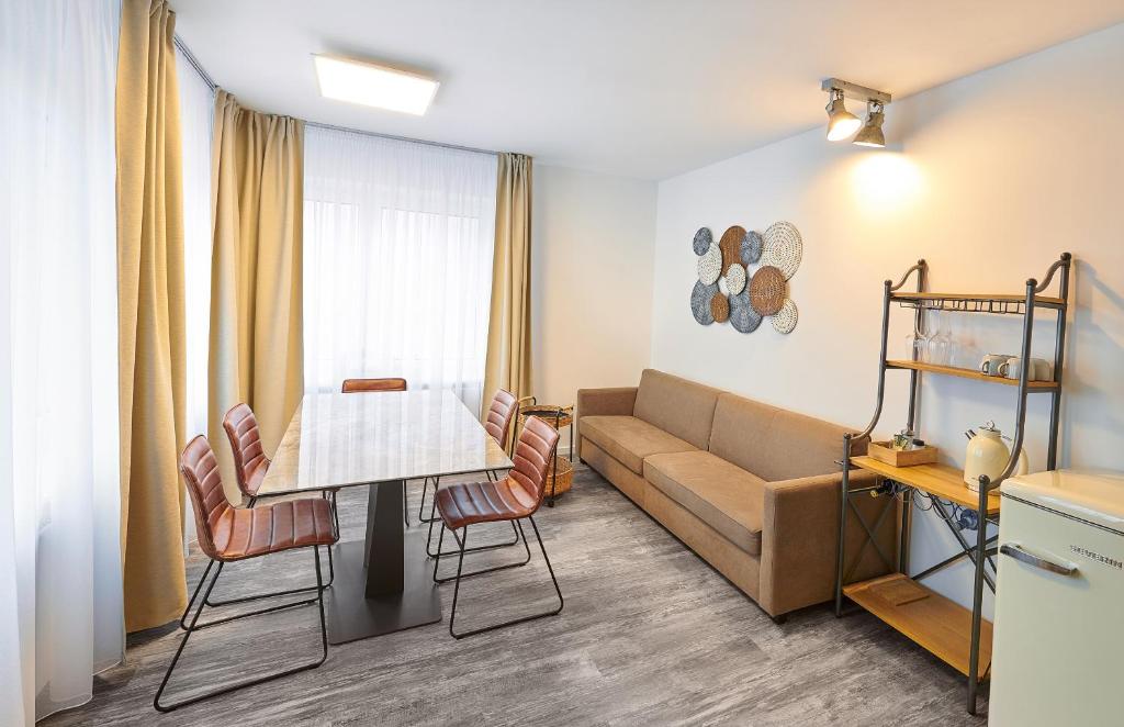 汉诺威Excellentas Apartments Hannover的客厅配有沙发和桌椅