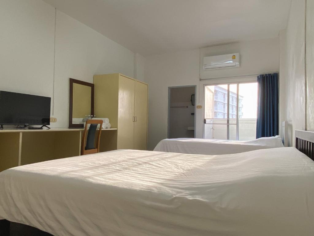 邦盛蒙塔公寓式酒店的酒店客房设有两张床和电视。