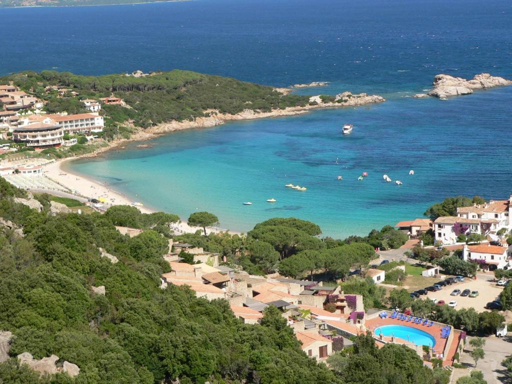 巴哈撒丁岛奥林匹亚酒店的海滩美景,人们在水中游泳
