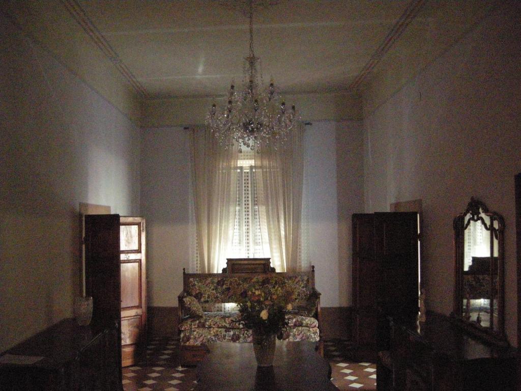 RoloPortale dei Soli - Room & Breakfast的带沙发和吊灯的客厅