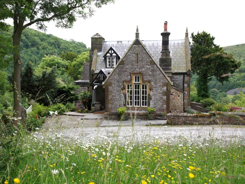 CressbrookThe Lodge的一座古老的石头房子,花田
