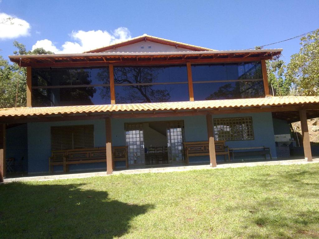 帕苏斯RANCHO SAPUCAÍ的院子里有很多窗户的房子