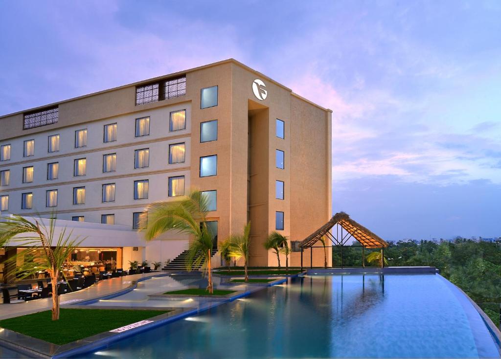 蒂鲁帕蒂Fortune Select Grand Ridge, Tirupati - Member ITC's Hotel Group的大楼前设有游泳池的酒店