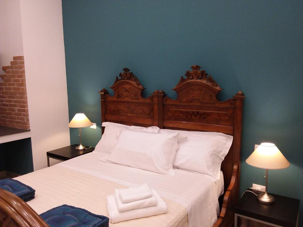 那不勒斯Casa Ferdinando apartment的一间卧室配有一张床,上面有两条毛巾